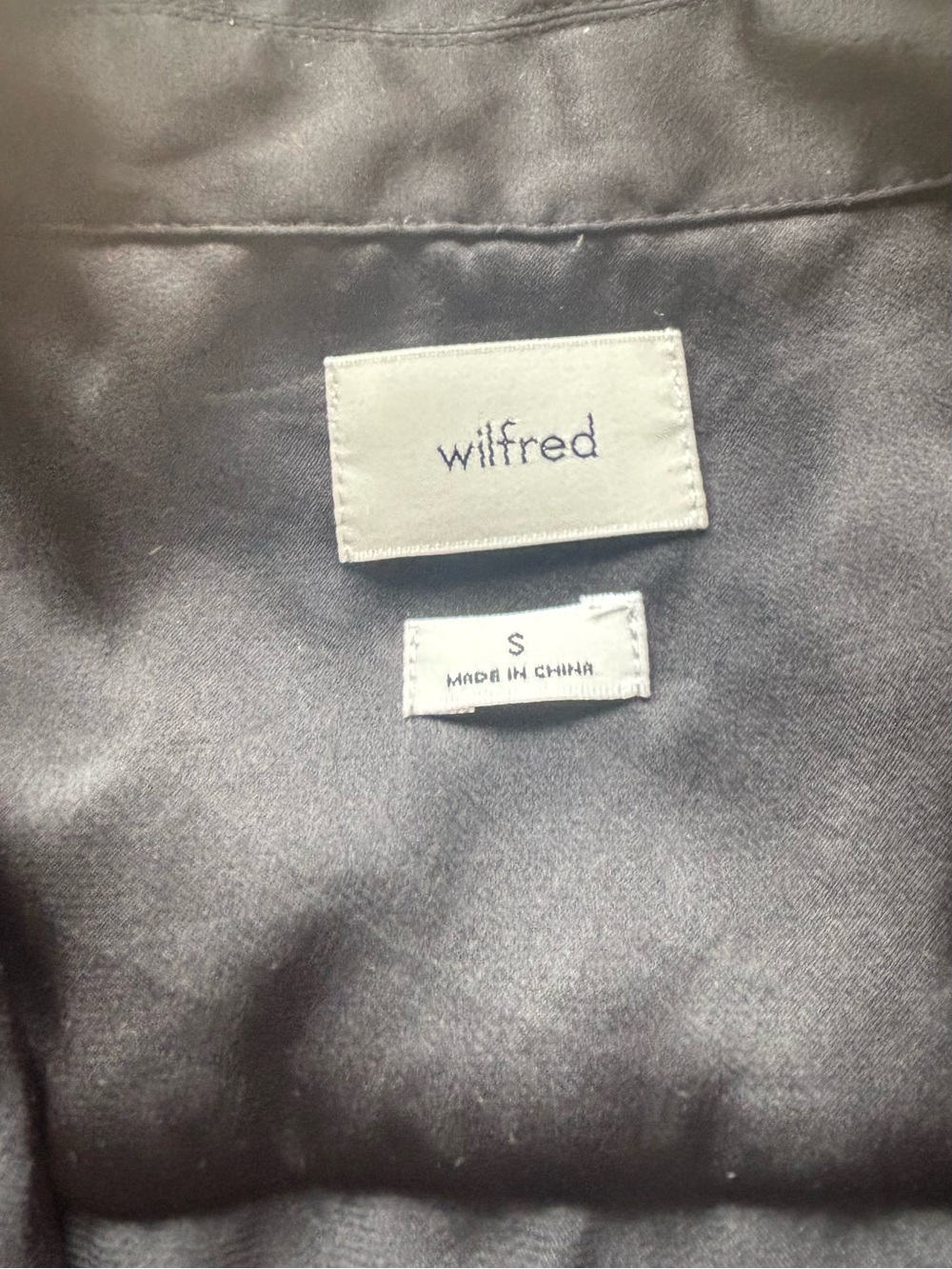 Wilfred (Aritzia) Black Satin-like Women's Button-Front Crop-Top Blouse - Picture 4 of 6